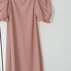 Boohoo strlk 40 - Rib square neck puff sleeve dress storlek 40 köpt från boohoo som är helt oanvänd och i nytt skick. Klänningen är i babyrosa och har små puffar vid axlarna och är superfin festklänning och sommarklänning. Klänningen passar även m och s och är ganska lång till knäna. Den är köpt för 250 och säljer minst för 150.