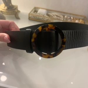 Brandy mellville skärp  - Skärp från brandy mellville köpt i London går att spänna in exakt hur mycket man vill. Använt en gång 