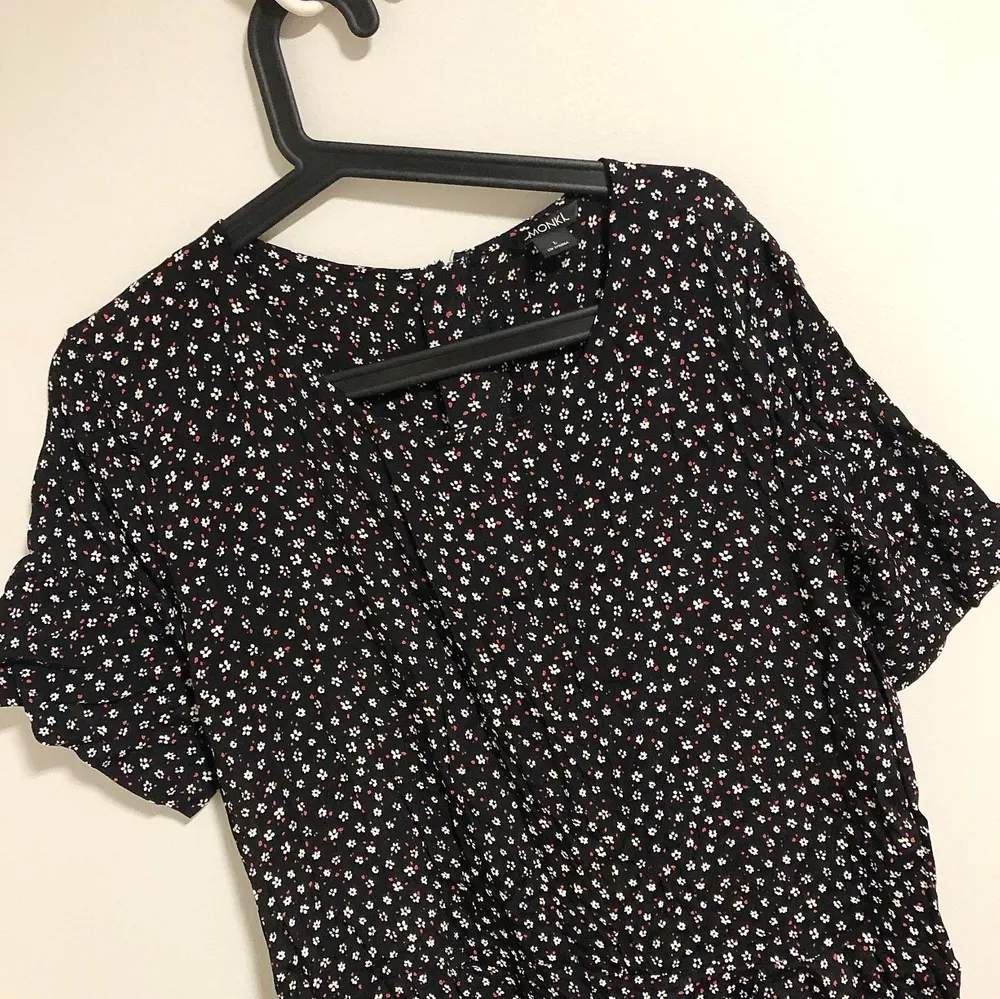 Supersöt och bekväm playsuit från Monki. Storlek L men passar även en storlek M, köpt för 350 kr och är oanvänd.. Övrigt.