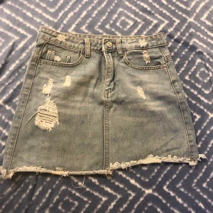 Jeanskjol Shein storlek S - Fin jeanskjol i fint skick från Shein. Storlek xs/s 