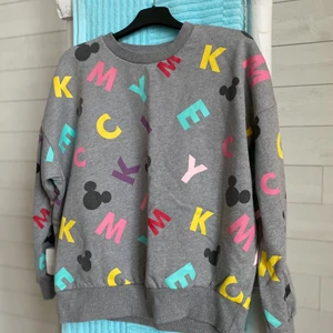 Tröja - Collegetröja med mussepigg tryck. Köpt i butiken sinsay i polen! ✨