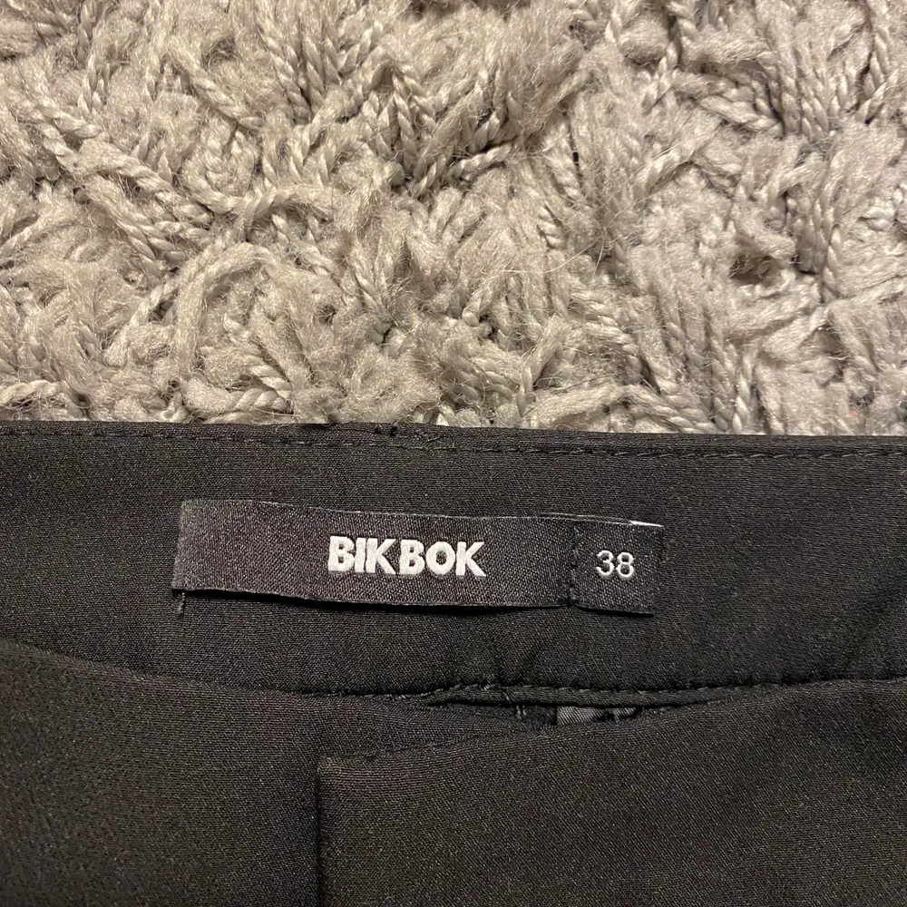 Raka kostymbyxor från BIK BOK. Använda fåtal gånger, skick 8/10. . Jeans & Byxor.