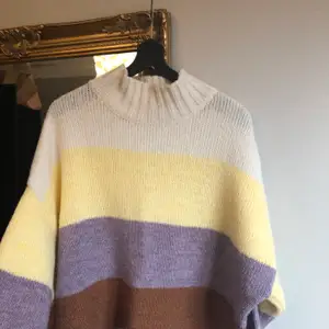 Snygg oversized stickad tröja i gul, lila och brun. fraktas eller möts upp i stockholm. bud på 180❌ SÅLD ❌