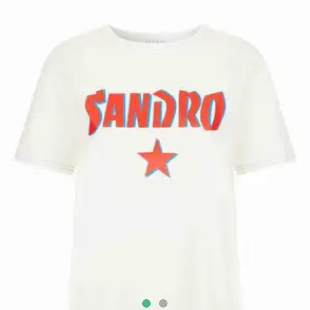 Knappt använd sandro T-shirt från sandro. Storlek S. Möts endast upp! . T-shirts.