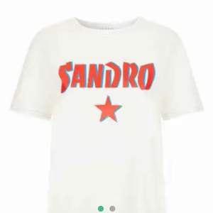 Knappt använd sandro T-shirt från sandro. Storlek S. Möts endast upp! 