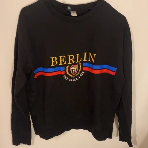 Svart Sweatshirt  - En fin ganska tunn sweatshirt, väldigt fint skick. 