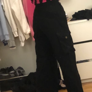 Svarta vida jeans/byxor - Super fina och sköna byxor/jeans från nakd x misslisbell, har gulliga små fickor på sidan av benen, ena benets knapp sackas dock. Jag är 170 och byxornas längd passar mig bra. 