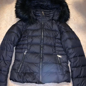 Rock and blue vinterjacka  - Avtagbar svart päls. Använd en vinter. I bra skick. 