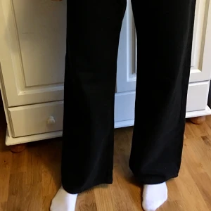 NYA MONKI jeans - Helt nya. MONKI wide legs, högmidjade, strl 30. Midjemått:81 cm, Ben innermått: 81 cm, Ben yttermått: 106 cm. Jag är 177 cm. Säljes för 300 kr el högstbjudande, bjuder på portot
