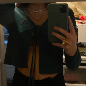 Tröja med knyte över brösten - Grön tröja med knytning över brösten. Använd en gång. Storlek 34. Köpare står för eventuell frakt 