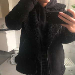Jacka - En jättefin svart jacka från Even & Odd. Varm jacka. Bra skick, säljer för utränsning💛 