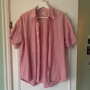 Asfin skjorta som är lite oversize. Köpt på second hand, swipe för mer info 🌟