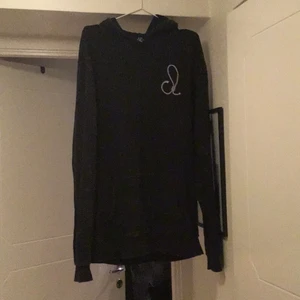 Drop Dead hoodie - Hoodie från Drop Dead, köpt för ca 700kr. Strl L men har longline fit.