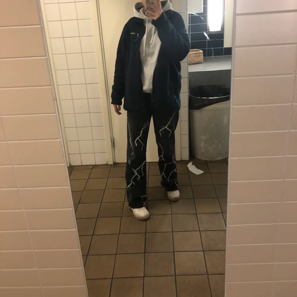 Tjena, säljer mina svinaktiga 90’s full length jeans från Zara som jag målat på med lila och vit färg. As coola säljer då jag inte får så mycket användning för dom💞 . Farkut & Housut.