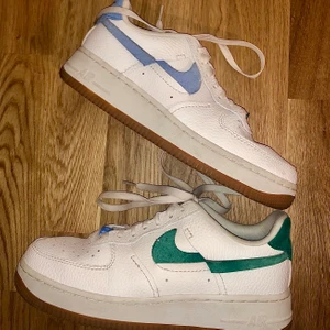 Nike air force 1 - Ascoola air force 1 sneakers i limited edition, går inte att köpa längre. Säljer dem då dem är förstora. Jättefint och fräscht skick, endast en liten reva i dem som lätt går att laga hos skomakare. Om stort finns intresse börjar budgivningen på 500, skriv till mig privat för fler bilder m.m 😇