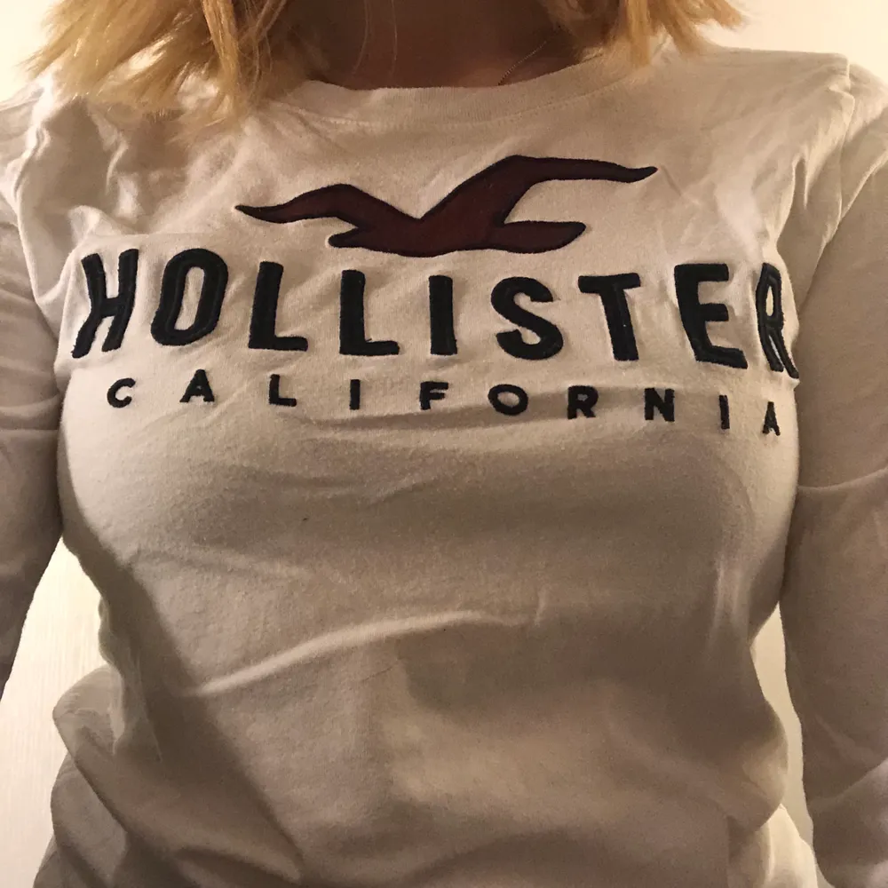 Säljer en Hollistertröja i fint skick!💕 Säljs pga. inte min stil längre. Frakt tillkommer på 42kr, betalningen sker via Swish innan jag skickar eller när vi möts. . T-shirts.