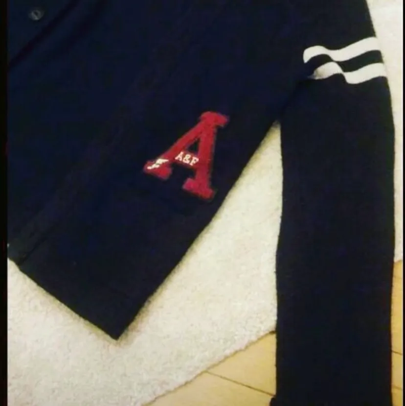 Cardigan/tröja från märket A&F köpt för 110€ (ca 1200kr) i London 2017. Mycket bra kvalité och knappt använd, storlek Small, passar även Medium.. Tröjor & Koftor.