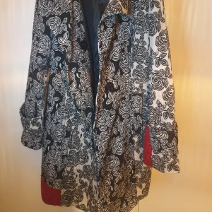 Kappa - Stilig kappa från Lulu H Paris. Superfint skick och kanon kvalité. Köpt av mor i köpenhamn nånstans ✌