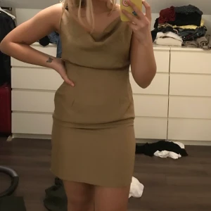 Beige klänning  - Snygg passform, oanvänd från nakd! 