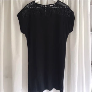 Object klänning - Svart klänning med detaljer i spets från OBJECT. Använd endast en gång. Storlek 34 men passar mig som vanligen har 36/ 38.