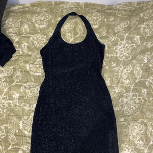 Halter neck glitter klänning  - Svart halterneck klänning med lite glitter helt oanvänd stl 40. Kan mötas upp elr posta men köpare står för frakten ❤️