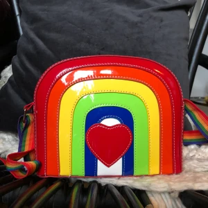Regnbågsväska  - Köpte denna skit snygga regnbågsväska i en second-hand affär i London! Säljer den pågrund av att den aldrig kommer till användning. Har använt den enstaka gånger så den är nästan som ny. Den är jätte fräsch och har inga märken på sig💛🌈🌟⭐️ Köparen står för frakten 
