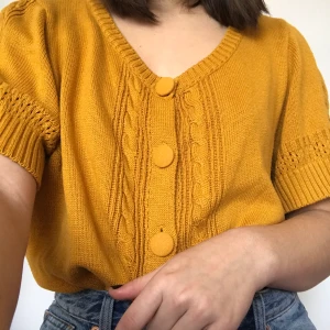 Kofta - Gulligaste kortärmade koftan. Perfekt nu till hösten med en turtleneck under. Dom för mer information. Köpare står för frakt