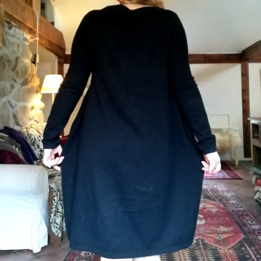 En super fin eksklusiv svart klänning i 100% cashmere ull från Caroline. Den är gjort i hög kvalitet cashmere från Mongoliet. Den är super mjuk och len mot huden. Storlek är onesize som alla plagg från Caroline, och passar allt från en 36-44. Passar mig bra som är en 42, 170 hög. Har fin 