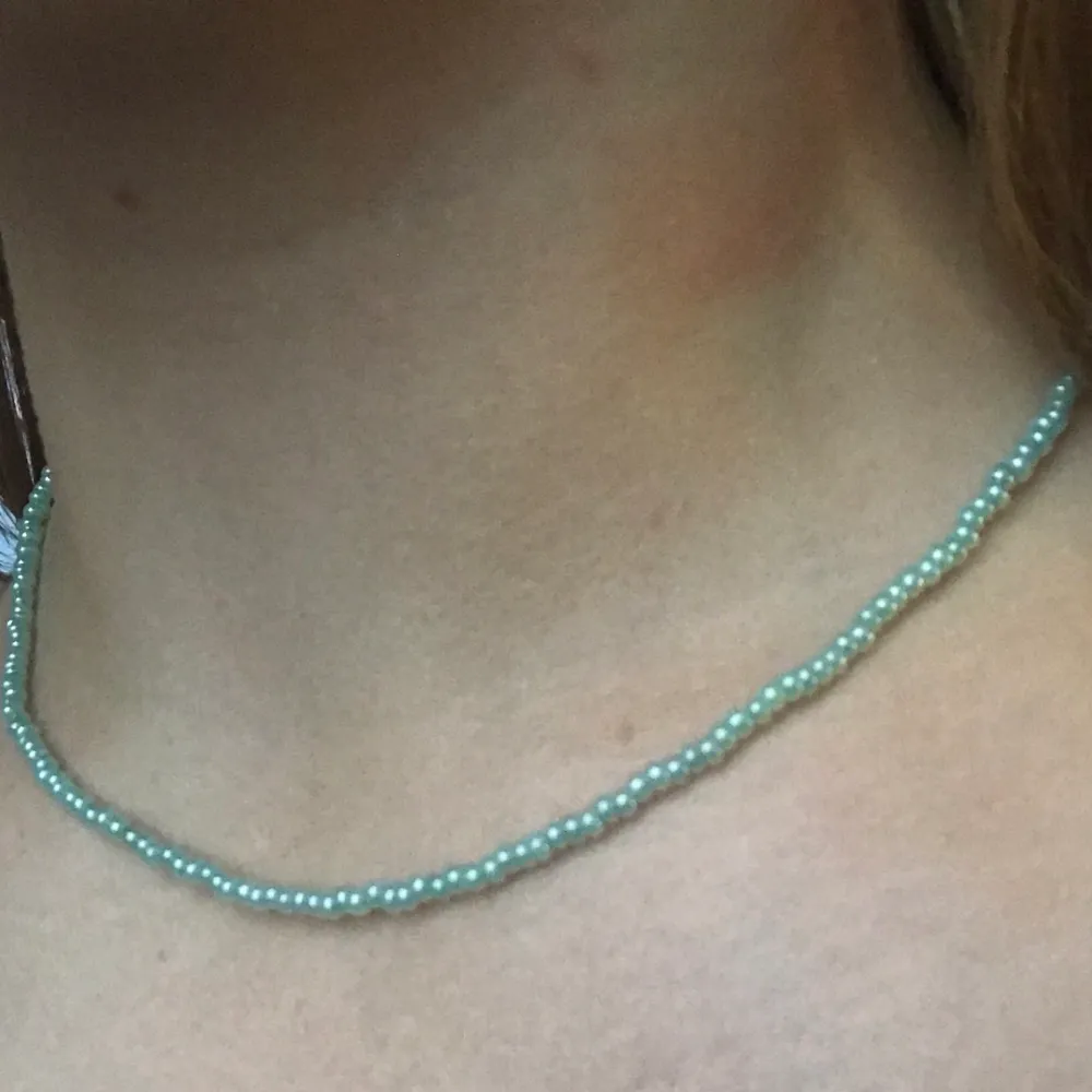 2 egengjorda smycken, ett armband och ett halsband, i en så fin ljusgrön färg 🍃Armband: 25kr Halsband: 40 kr🍃 12kr frakt tillkommer💚. Accessoarer.