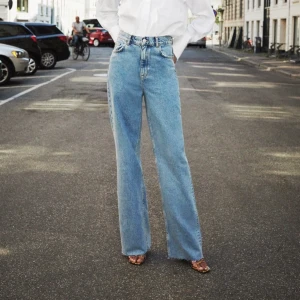 Jeans från zara - Super snygga jeans från zara, endast testat byxorna en gång men dom va för små på mig därför säljer jag dom. Strl 38. Köparen står för frakt om inte de är möjligt att mötas upp.