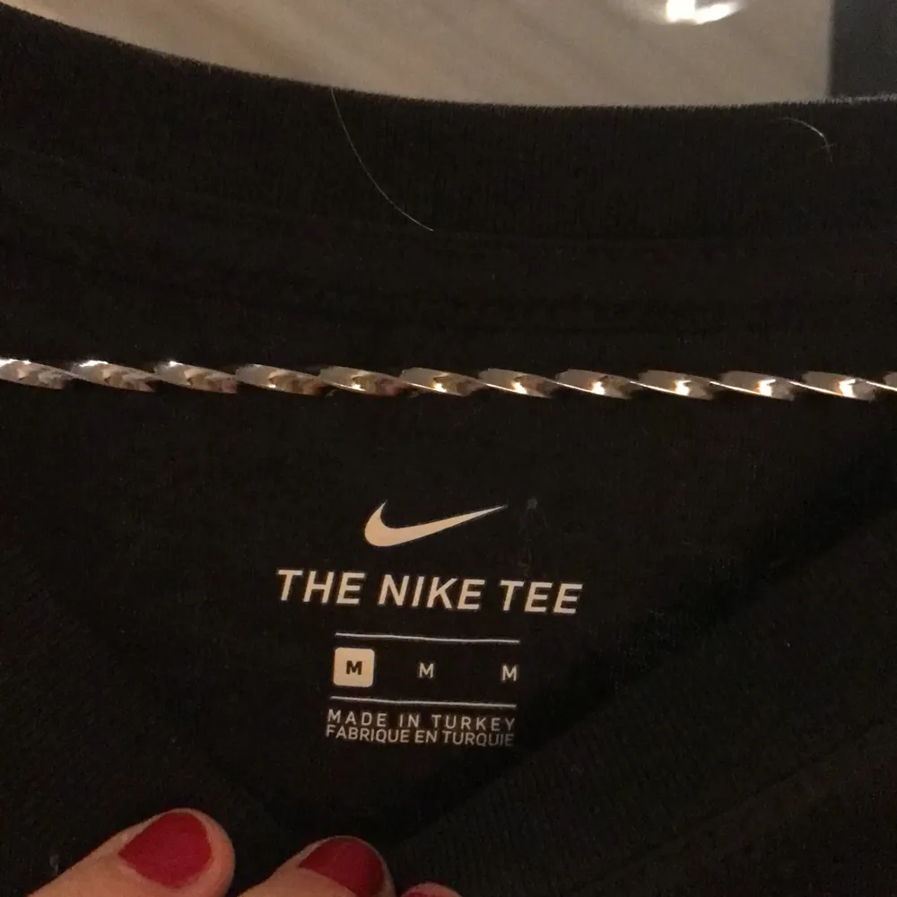 As snygg Nike t-shirts. Använd typ 2 gånger o därav sälj för den inte används. Strl M o den är lite oversize! . T-shirts.