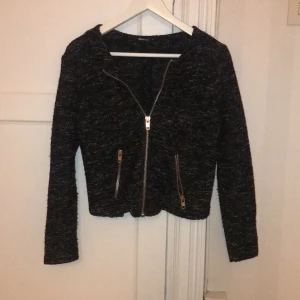 Gina Tricot kofta - Stickad kofta från Gina Tricot i strl XS. Nypris 199kr 🖤🤍