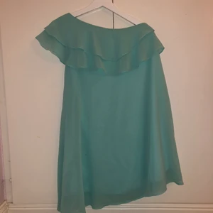 Off shoulder klänning  - En jätte fin turkos off shoulder klänning med voulang🦋 Storlek S. Aldrig använd. Kunden står för frakten💙💙 