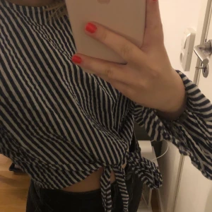 randig blus!! - Marinblå och vit blus!!