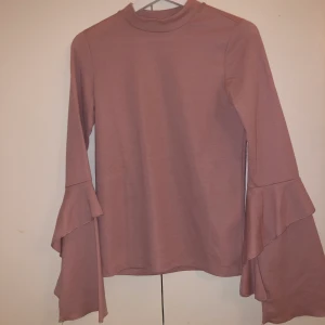 Tröja med volanger  - Jätte fin tröja med volanger ä. Färg: Gammaldagsrosa. Aldrig använd. Storlek S. Kunden står för frakten 💗