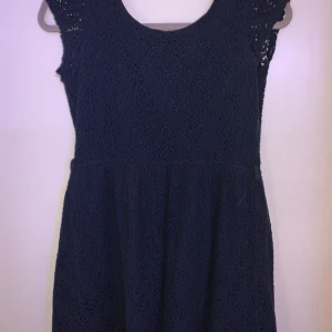 Klänning  - Säljer min klänning från Hampton republic som har legat i garderoben ett tag. Den passar ett barn eller nån med liten byst!💛