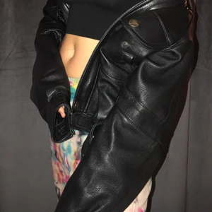 Skinnjacka - Vintage skinnjacka köpt second hand. Supersnygg och i väldigt bra skick. Passar storlek xs-m. Står att det är storlek M.