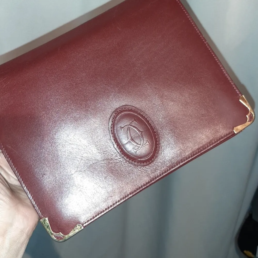 Äkta Cartier Leather Clutch Bag B22xH18cm red. Accessoarer.