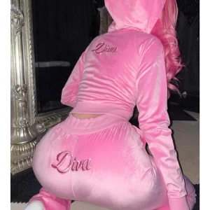 Helt nya ikoniska byxor från hidden cult!! - Säljer nu mina nya ”mjukisbyxor” från hidden cult. Har bara testat dem en gång! De är så snygga och verkligen y2k-vibe. 649kr inkl frakt, först till kvarn💕