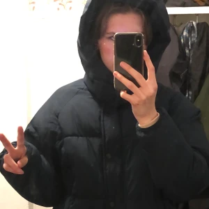 Vinter jacka - Jätte fin croppad vinterjacka från PULL & BEAR i mörkblått. ! 