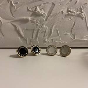 Svarta och vita Marc Jacobs örhängen. 200kr st eller 300kr för båda 🧚🏼‍♀️✨🥳 kan mötas upp och frakta! 