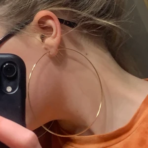 Stora Guld Hoops - Säljer dessa oanvända guld hoops, endast använda en gång (på bilden) frakt inkluderad om de köps över 50kr 💕💕