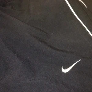 Nike vindbyxor - dom har en ”bootcut”. väl använda. Inte speciellt slitna. Nypris 450