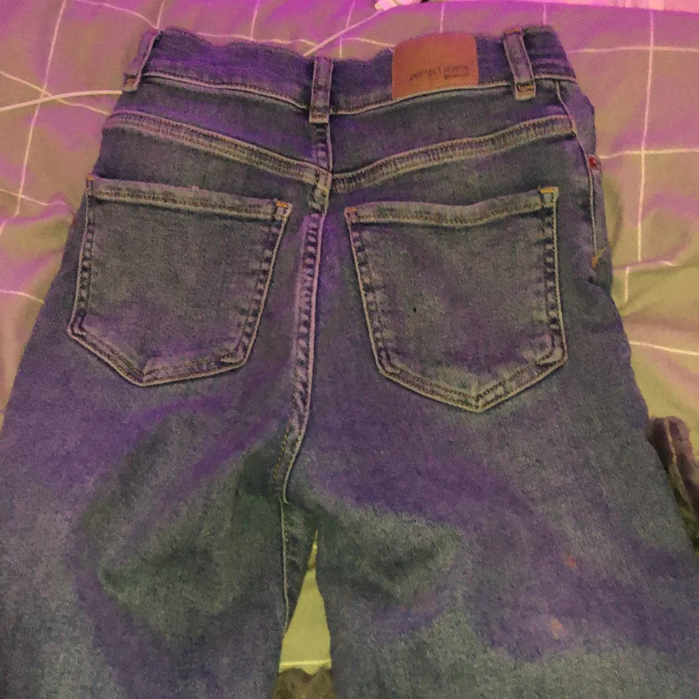 Säljer denna straight ripped jeans! Dom kostade 500kr men säljer för 200kr! ❤️. Jeans & Byxor.