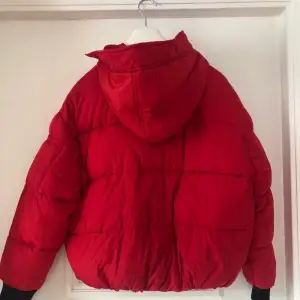 En röd skön puffer jacket! Om många är interreserade blir det budgivning!