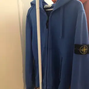 Zip hoodie Storlek M Cond 9/10 finns inget att anmärka på.                                 Billigare vid snabb affär!