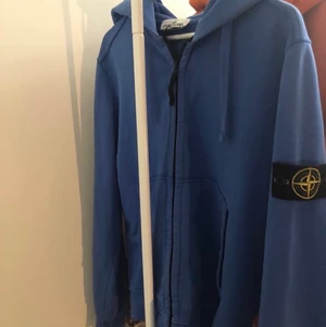 Stone Island hoodie - Zip hoodie Storlek M Cond 9/10 finns inget att anmärka på.                                 Billigare vid snabb affär!