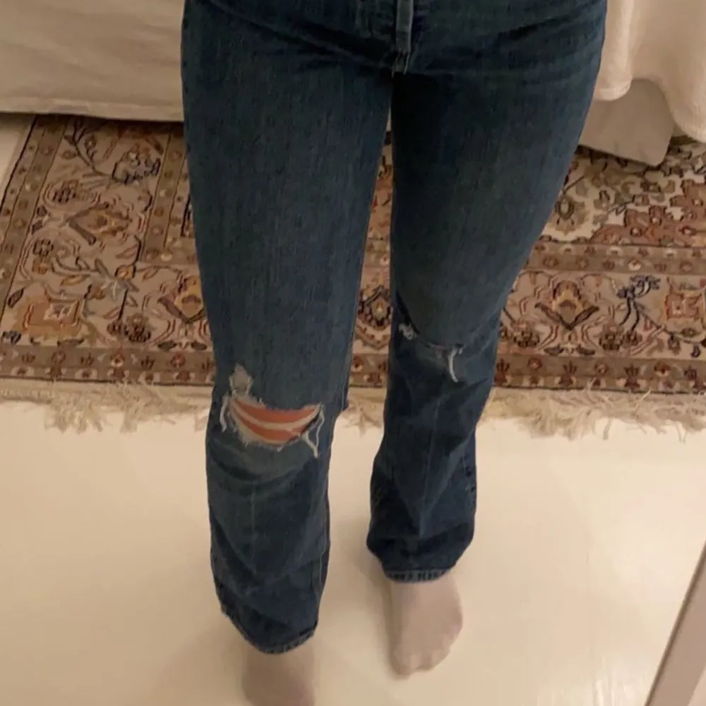 Bootcut jeans från zara som tyvärr aldrig kommit till användning💞 strl 36 och är bra i längden på mig som är 169cm:) köparen står för frakten!. Jeans & Byxor.