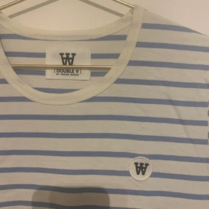 Wood Wood t-shirt - Superfin Wood Wood t-shirt använd endast 2 gånger, ganska liten i storleken🥰 kan mötas upp i gbg
