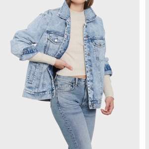 Säljer denna oversized jeansjackan i storlek S. Säljer jackan för den kommer inte till användning.